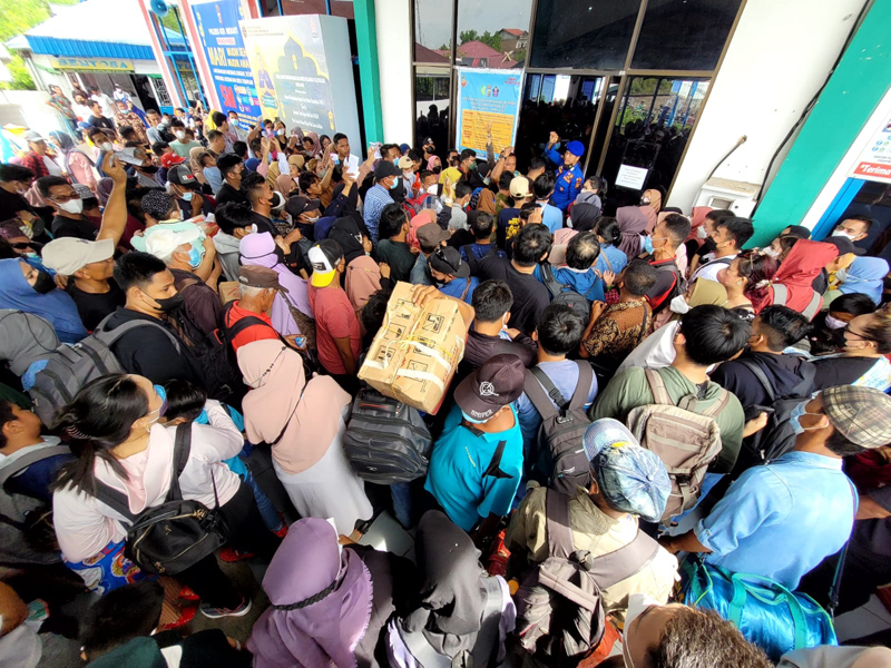 Arus balik sempat terjadi penumpukan penumpang di pintu masuk Terminal Pelabuhan Domestik Tj Harapan, Selatpanjang, Kamis (5/5/2022) siang.